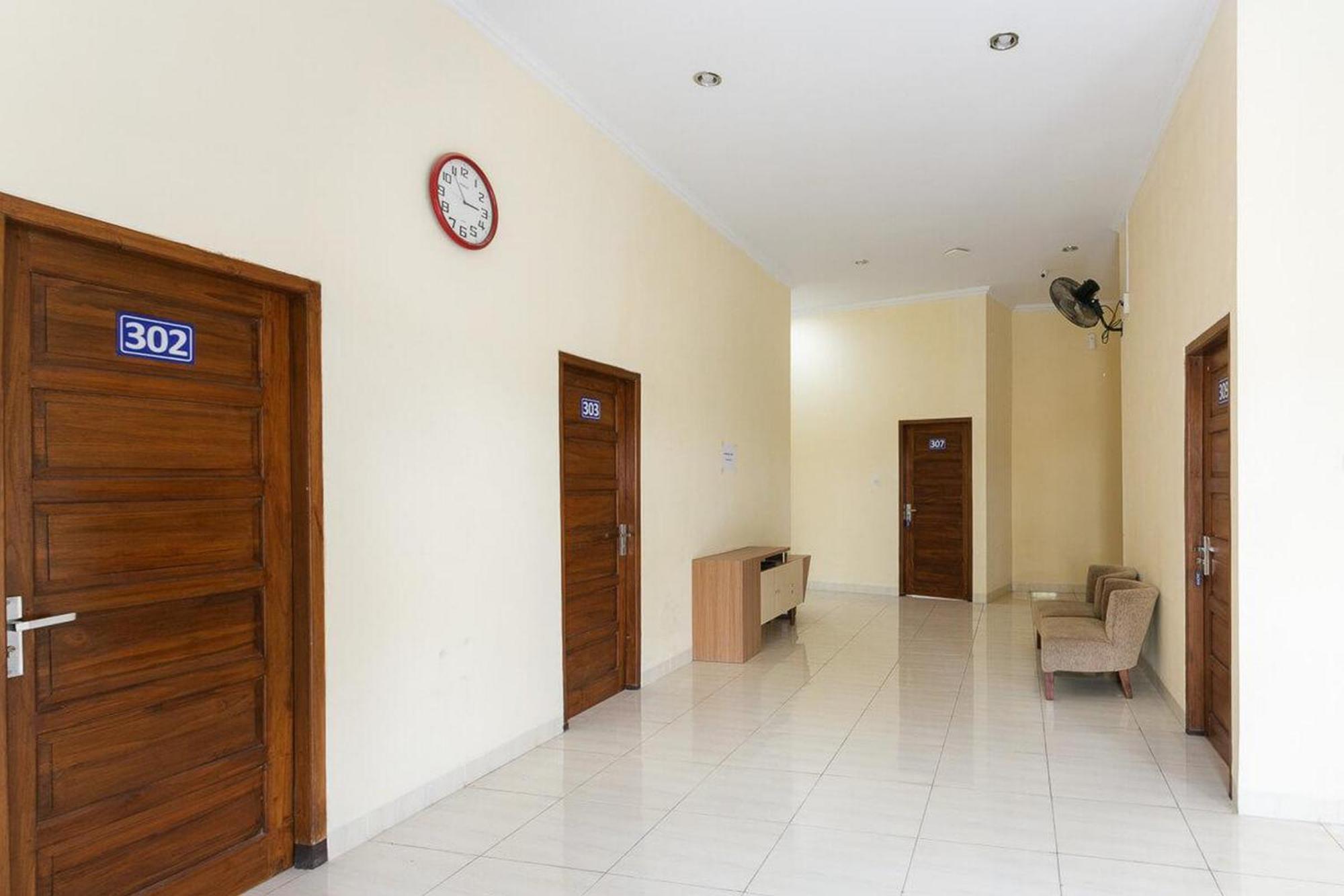 Reddoorz Syariah Near Purwosari Train Station Hotel Surakarta  Ngoại thất bức ảnh