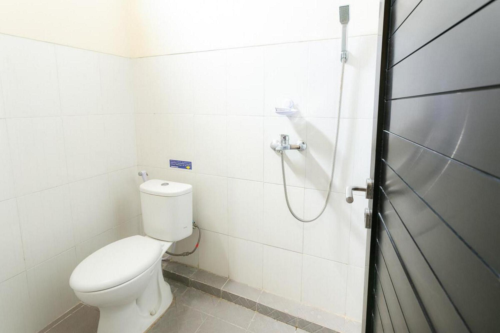 Reddoorz Syariah Near Purwosari Train Station Hotel Surakarta  Ngoại thất bức ảnh