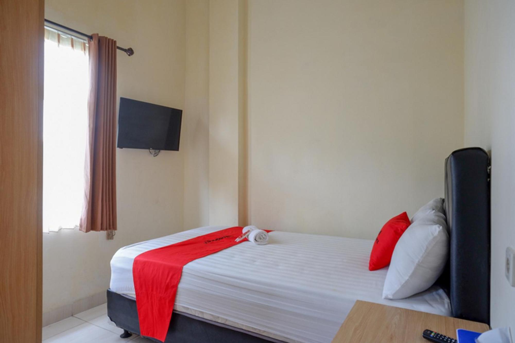 Reddoorz Syariah Near Purwosari Train Station Hotel Surakarta  Ngoại thất bức ảnh