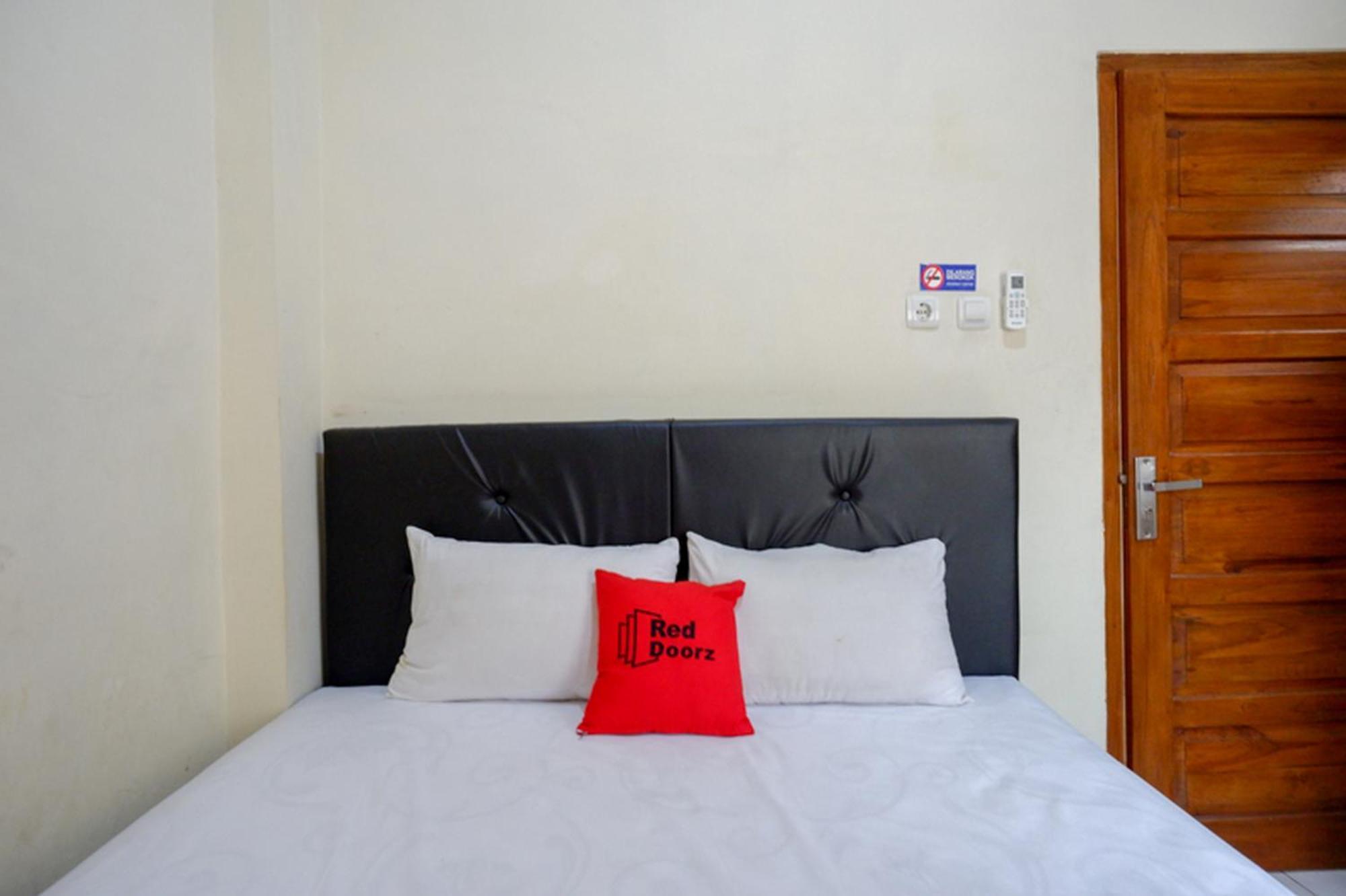 Reddoorz Syariah Near Purwosari Train Station Hotel Surakarta  Ngoại thất bức ảnh