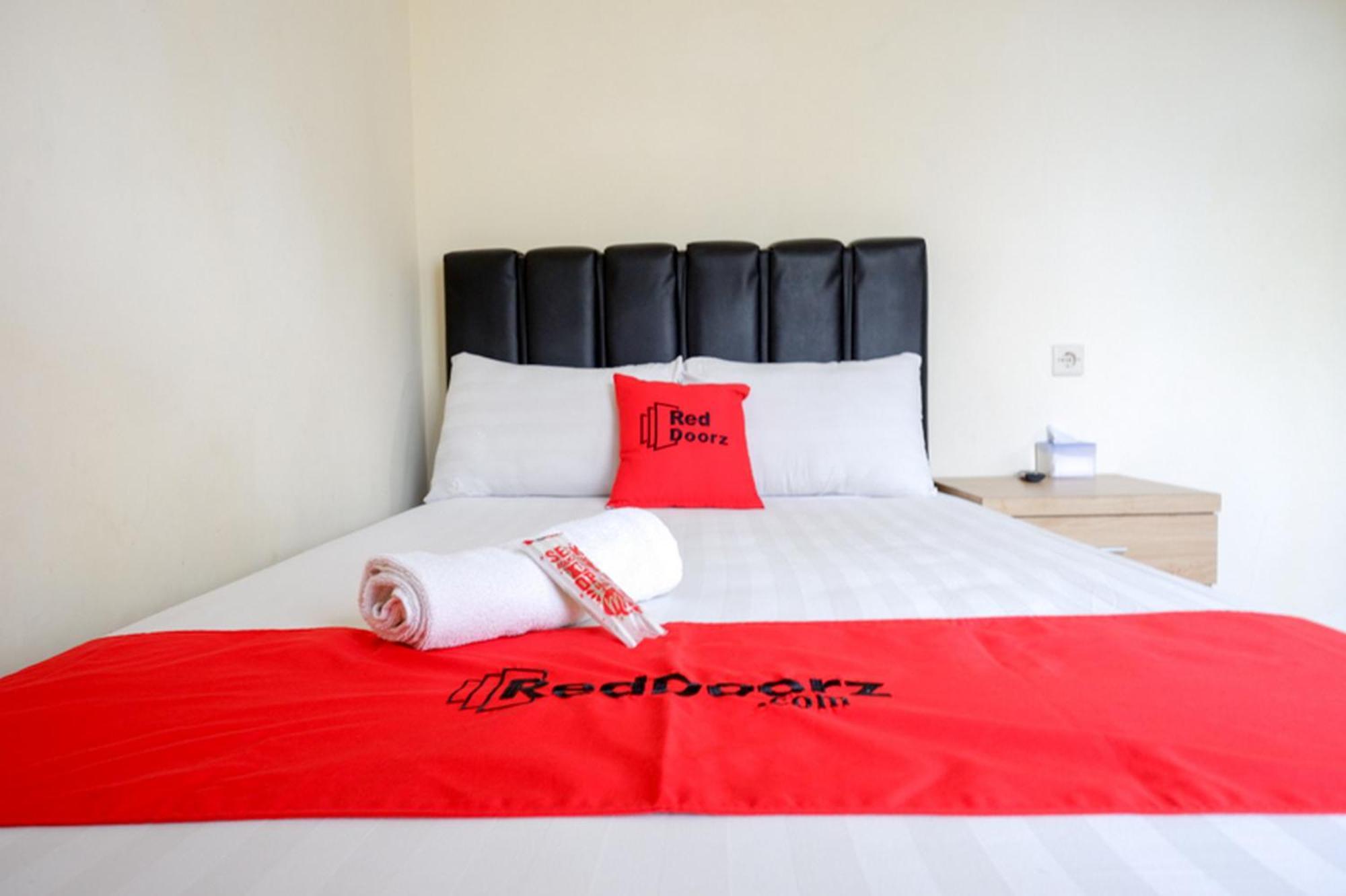 Reddoorz Syariah Near Purwosari Train Station Hotel Surakarta  Ngoại thất bức ảnh
