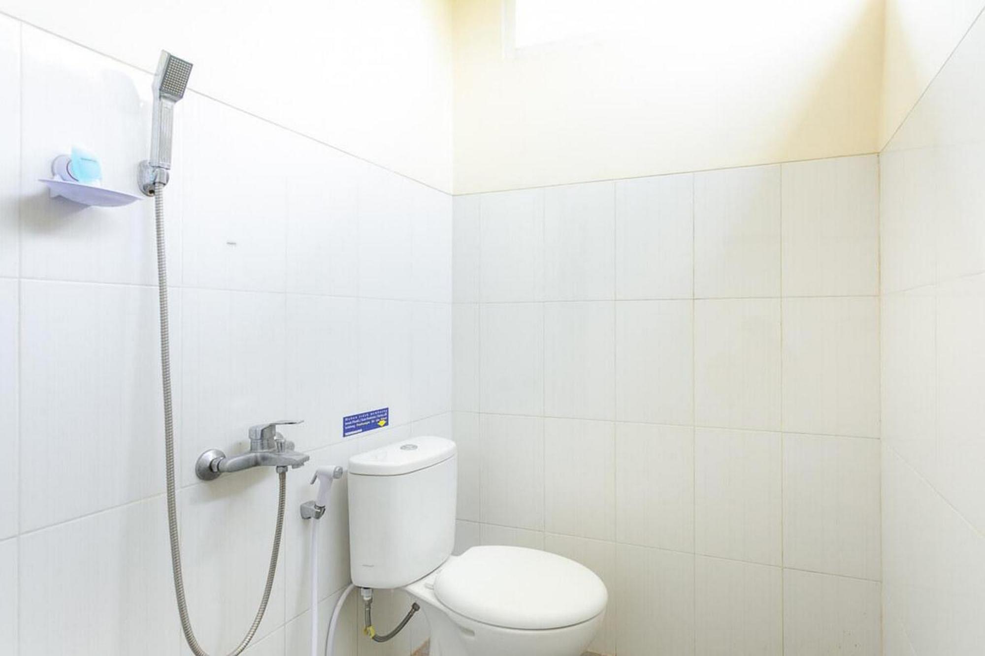 Reddoorz Syariah Near Purwosari Train Station Hotel Surakarta  Ngoại thất bức ảnh