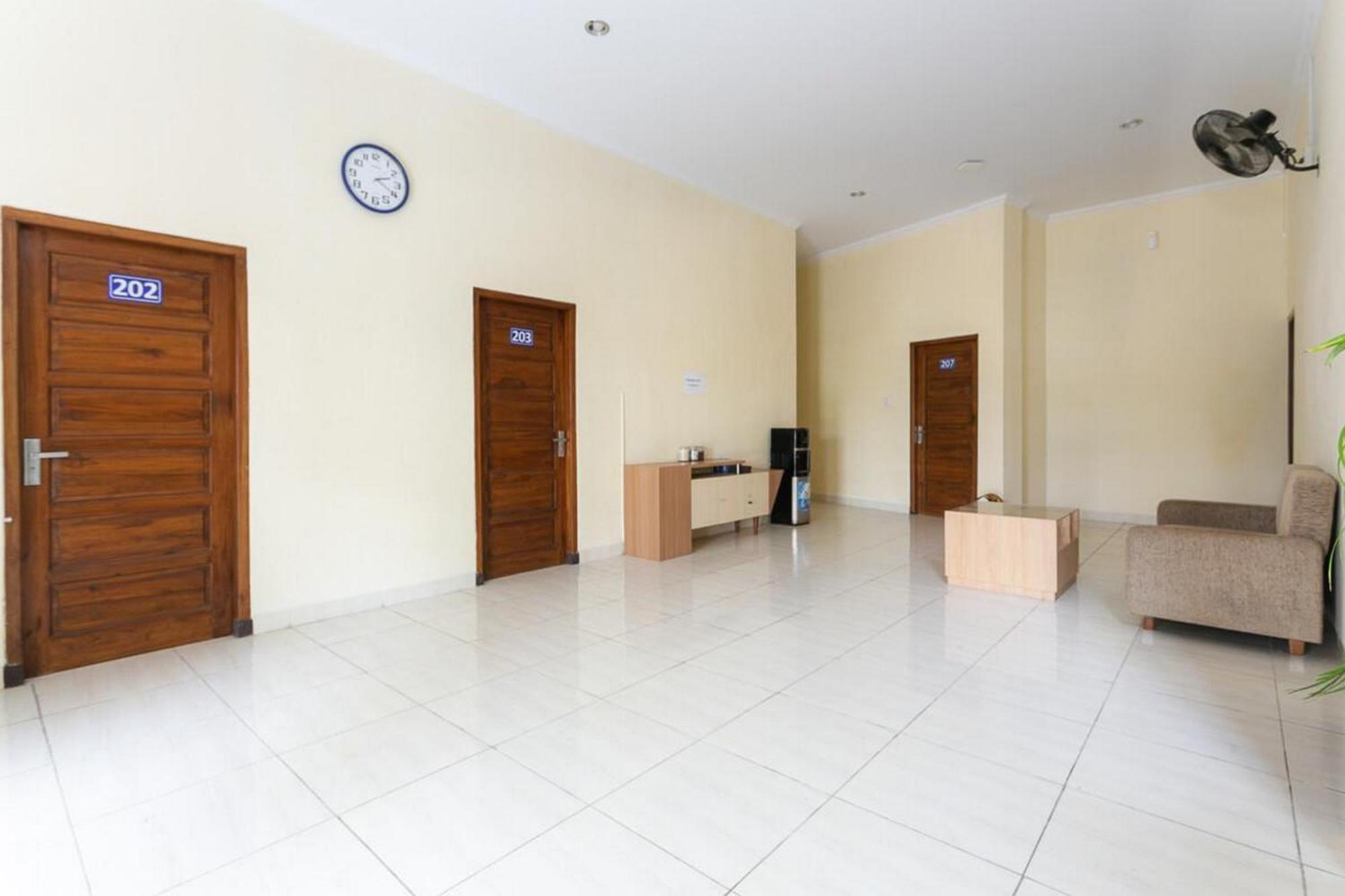 Reddoorz Syariah Near Purwosari Train Station Hotel Surakarta  Ngoại thất bức ảnh
